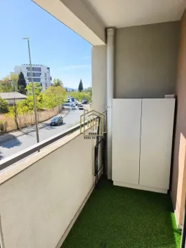 Balkon sa vještačkom travom, ormarićem i pogledom na ulicu. - image 12