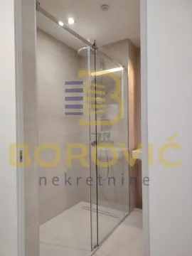 Moderno kupatilo sa tuš kabinom od stakla. - image 9
