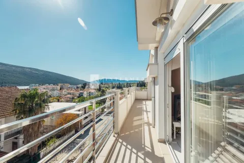 Prostrani balkon sa metalnom ogradom i pogledom na grad i okolna brda. - image 4