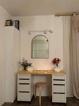 Radni sto sa ogledalom i stolicom u sobi. - image 3