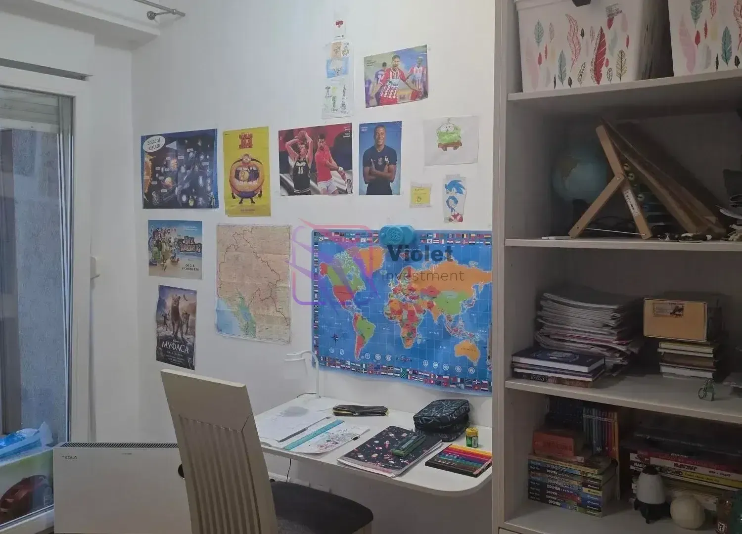 Dječija soba sa radnim stolom i policama za knjige.