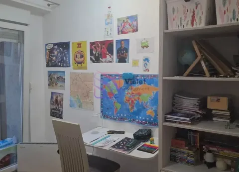 Dječija soba sa radnim stolom i policama za knjige. - image 6