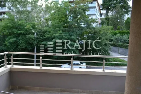 Pogled sa terase na zelenilo i okolne zgrade. - image 10