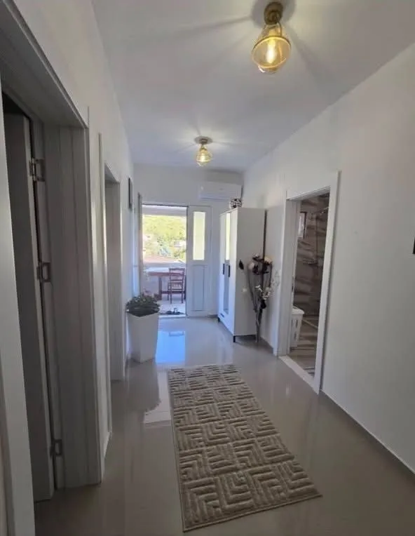 Izdavanje, trosoban stan, 70m², Gradiošnica, Tivat