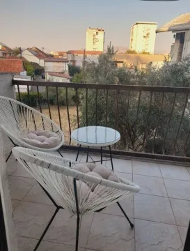 Namješten balkon sa garniturom za sjedenje i pogledom na okolinu. - image 5