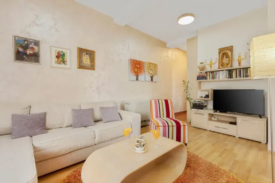 Izdavanje, jednosoban stan, 47m², Kotor, Crna Gora