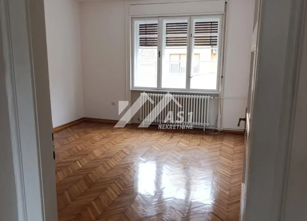 Izdavanje, trosoban stan, 81m², Centar, Novi Sad