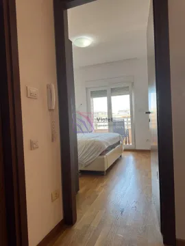 Pogled iz hodnika na spavaću sobu sa krevetom i izlazom na terasu. - image 6