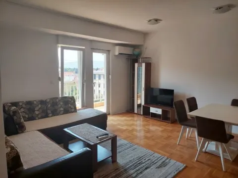 Izdavanje, dvosoban stan, 62m², Blok 9, Podgorica