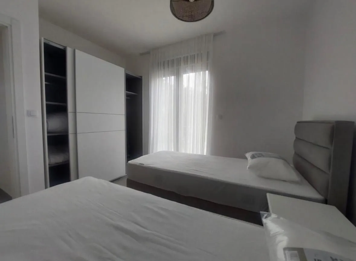 Izdavanje, dvosoban stan, 70m², Gradiošnica, Tivat