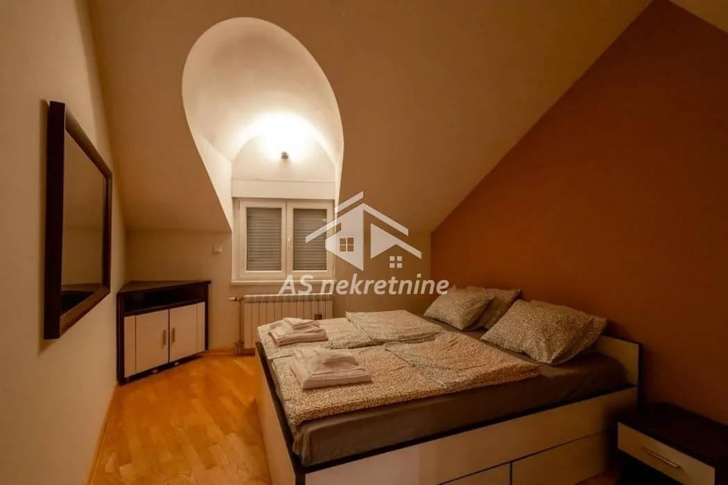 Izdavanje, četvorosoban stan, 140m², Obilićev Venac, Beograd