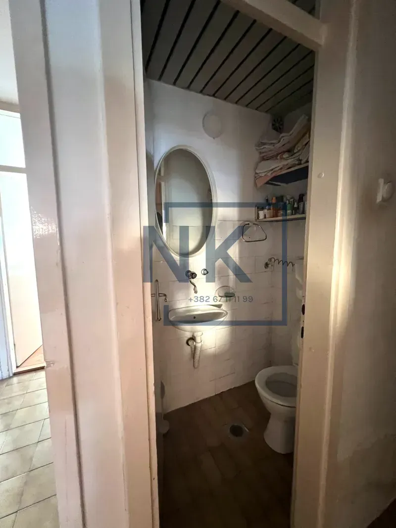 Pogled na manje kupatilo sa umivaonikom i toaletom.