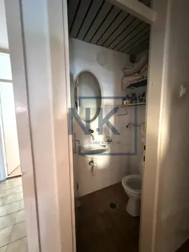 Pogled na manje kupatilo sa umivaonikom i toaletom. - image 8