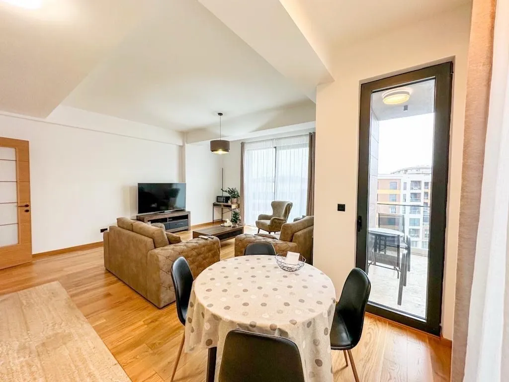 Izdavanje, dvosoban stan, 83m², Kod Capital Plaze, Podgorica