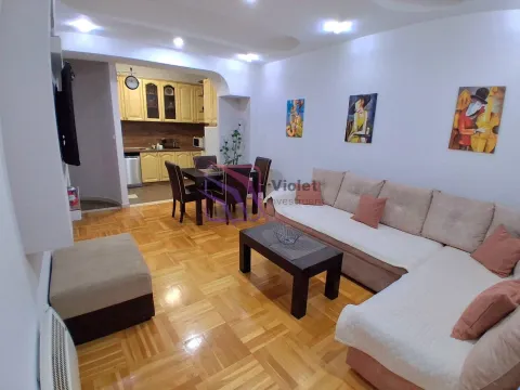 Dnevni boravak sa garniturom i trpezarijom koja vodi u kuhinju. - image 3