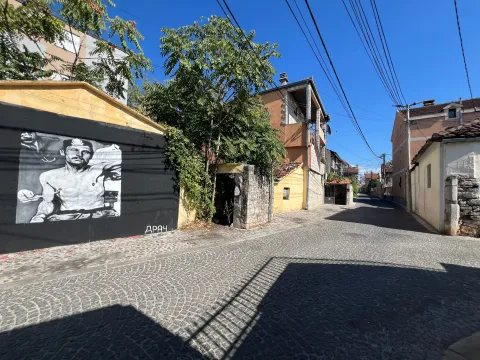 Pogled na ulicu i kuće u naselju. - image 4