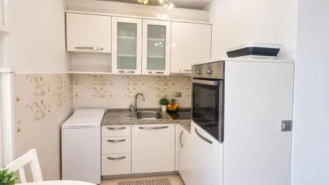 Manja bijela kuhinja sa ugrađenim elementima i sudoperom. - image 3