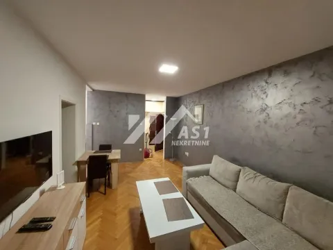 Dnevna soba sa garniturom, televizorom i trpezarijskim stolom u pozadini. - image 2