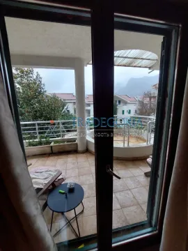Pogled na prostranu terasu sa garniturom za sjedenje kroz balkonska vrata. - image 16