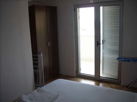 Spavaća soba sa garderoberom i izlazom na balkon. - image 7