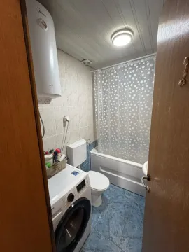 Manje kupatilo sa kadom, toaletom i veš mašinom. - image 8