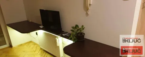 Dnevna soba sa radnim stolom, televizorom i LED rasvetom. - image 3