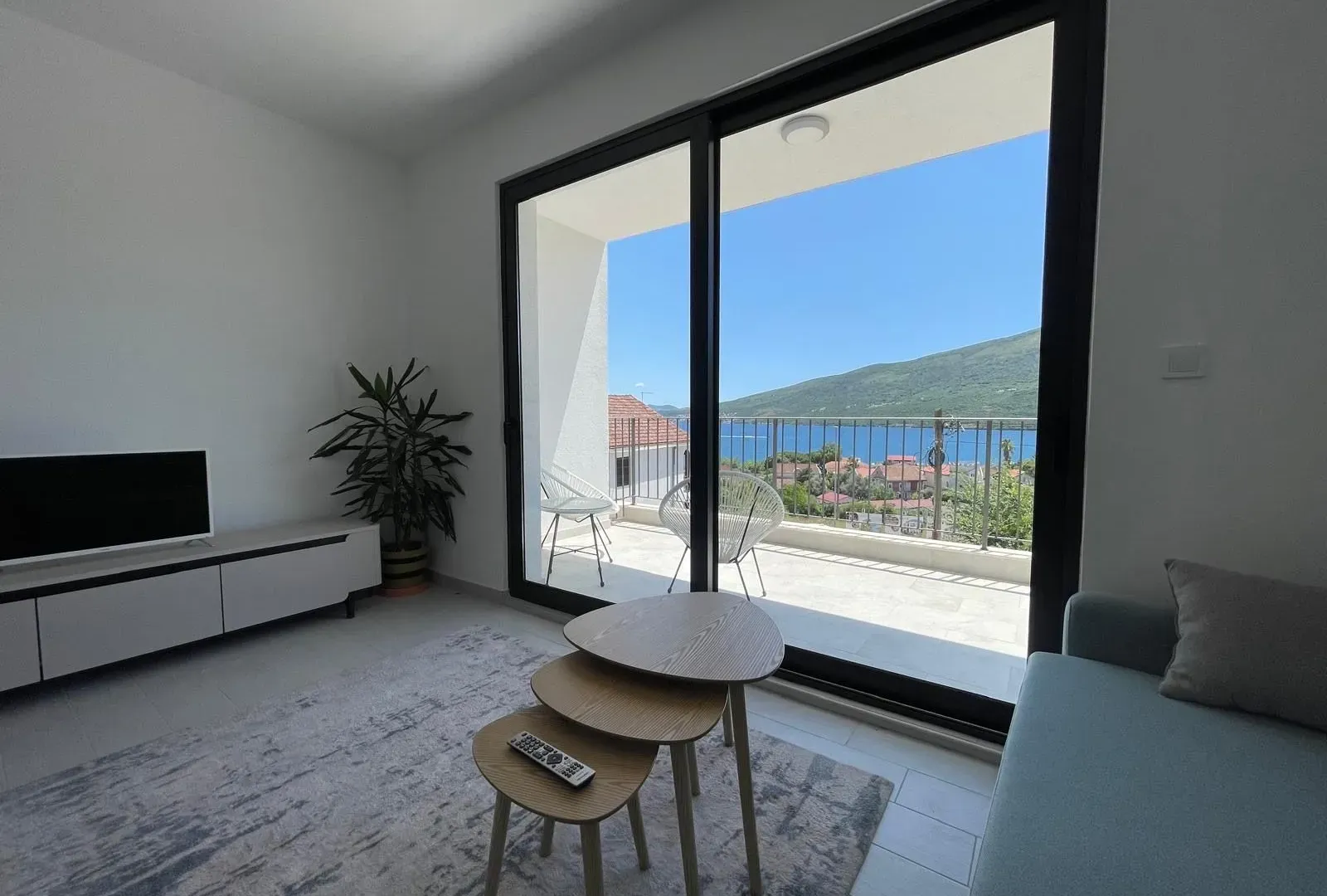 Izdavanje, jednosoban stan, 51m², Đenovići, Herceg Novi