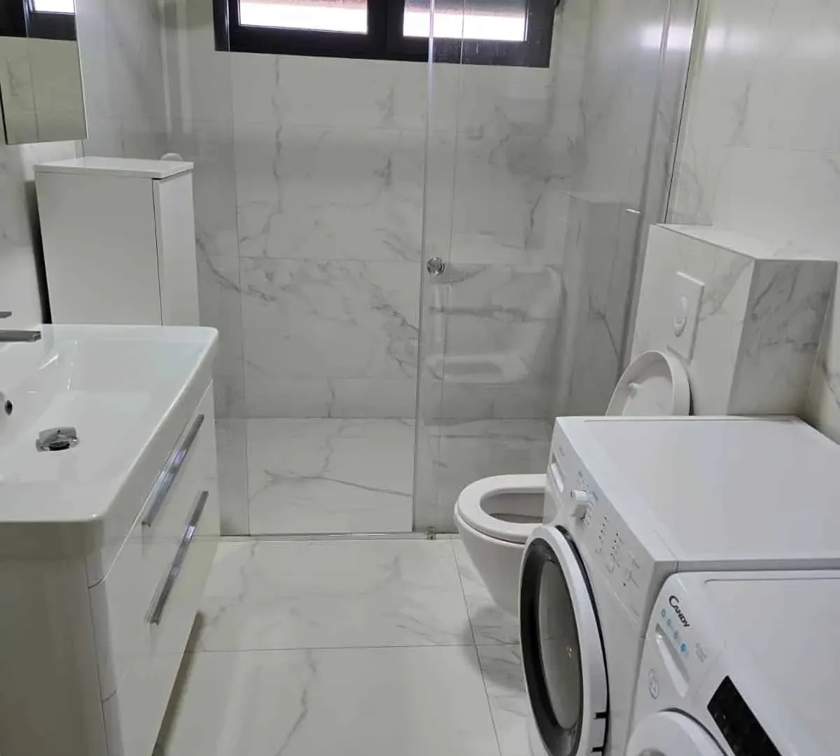 Izdavanje, trosoban stan, 130m², Tološi, Podgorica