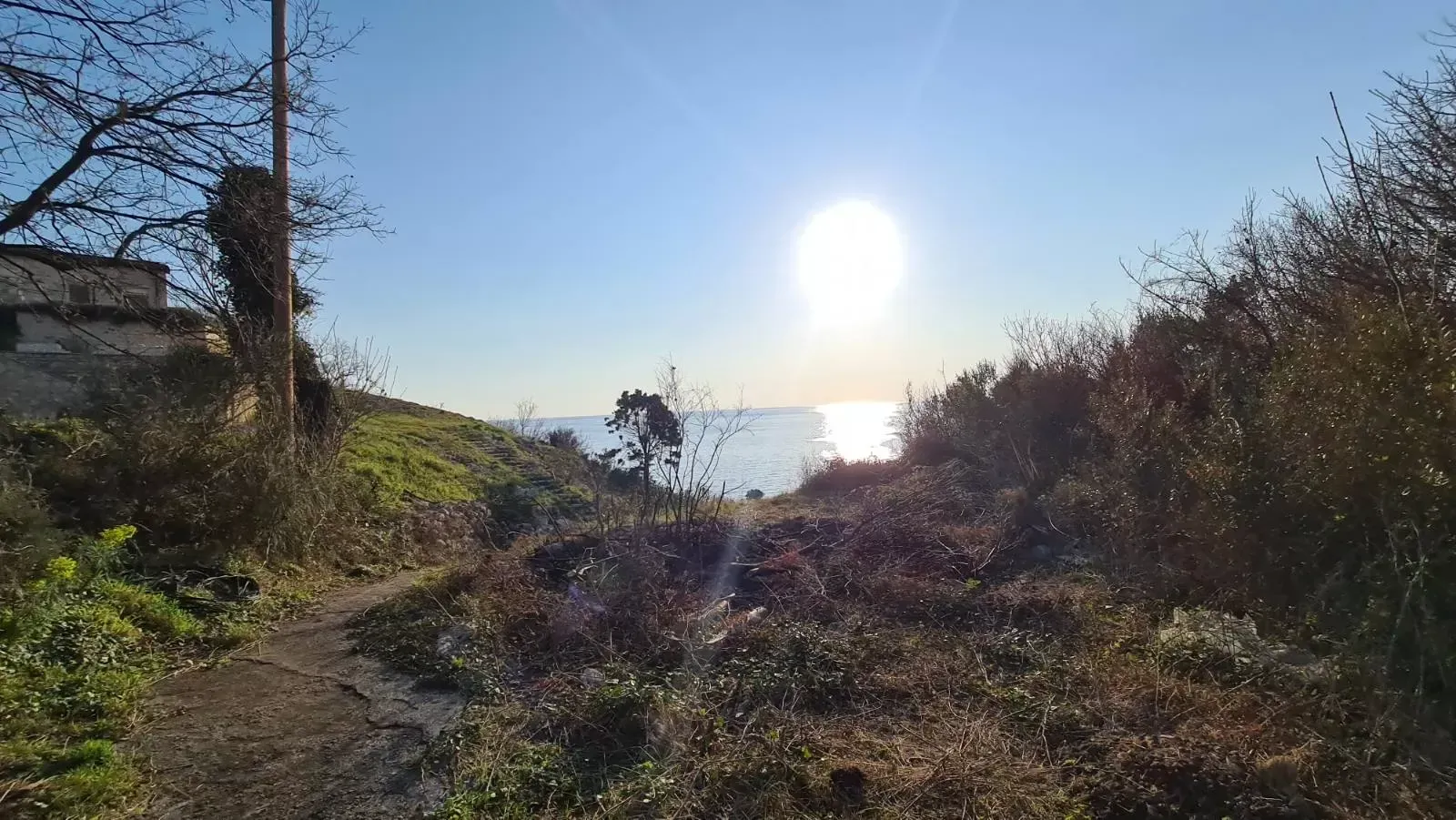 Pogled na more iz dvorišta sa uređenom stazom.