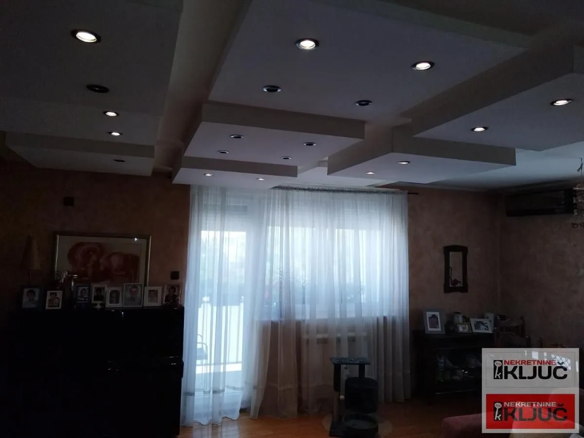 Prodaja, četvorosoban stan, 115m², Grbavica, Novi Sad Sve Podlokacije