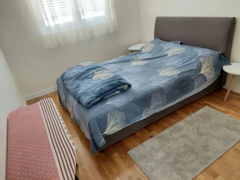 Namještena spavaća soba sa bračnim krevetom, prozorom i laminatom. - image 4