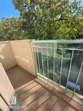 Manji balkon sa staklenom ogradom i pogledom na zelenilo. - image 11