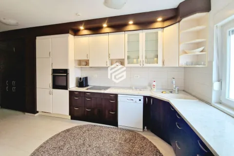 Izdavanje, trosoban stan, 120m², City Kvart, Podgorica - image 5