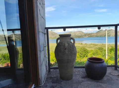 Pogled sa terase na jezero i okolna brda sa ukrasnim ćupovima. - image 4