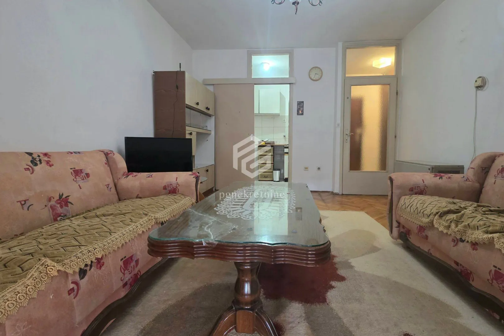 Living room with a seating set and a coffee table.