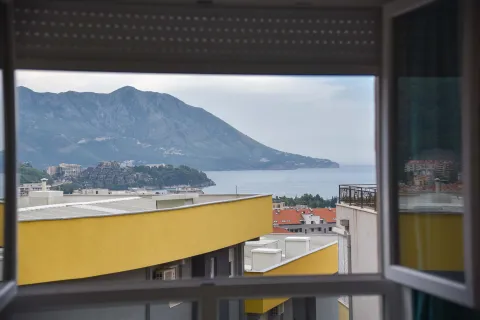 Pogled na more i planine kroz otvoren prozor. - image 11