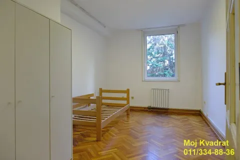 Nameštena spavaća soba sa drvenim krevetom i garderoberom. - image 7