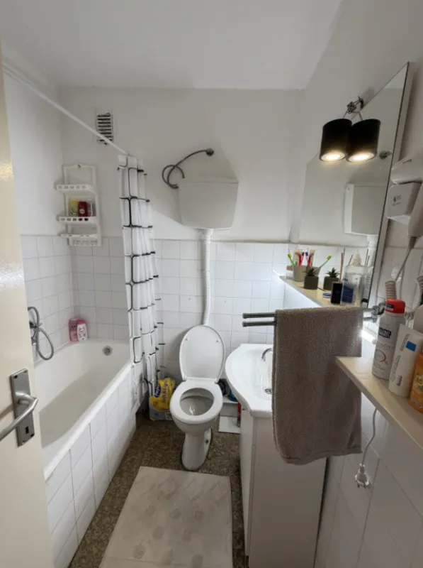 Manje kupatilo sa kadom, toaletom i umivaonikom.