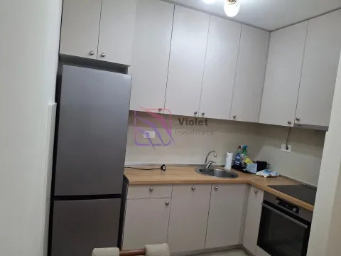Kuhinja opremljena bijelim elementima, frižiderom i ugradnom rernom. - image 3