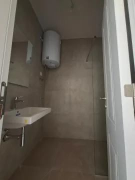Moderne kupatilo sa umivaonikom, tuš kabinom i bojlerom. - image 4