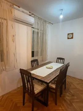 Trpezarija sa drvenim stolom i stolicama. - image 9