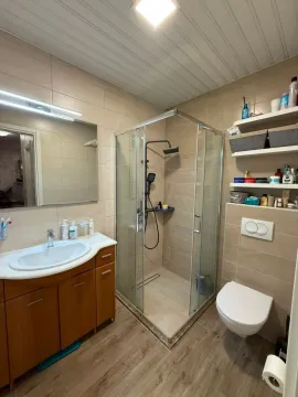 Kupatilo sa tuš kabinom, umivaonikom i wc šoljom. - image 8