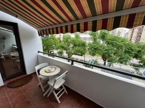 Namješten balkon sa stolom, stolicama i tendom, sa pogledom na zelenilo. - image 8