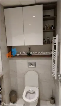 Savremeno opremljeno kupatilo sa konzolnom šoljom i visećim elementom. - image 12