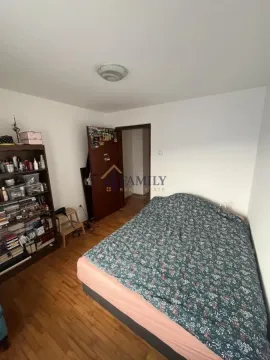 Nameštena spavaća soba sa krevetom i police. - image 6