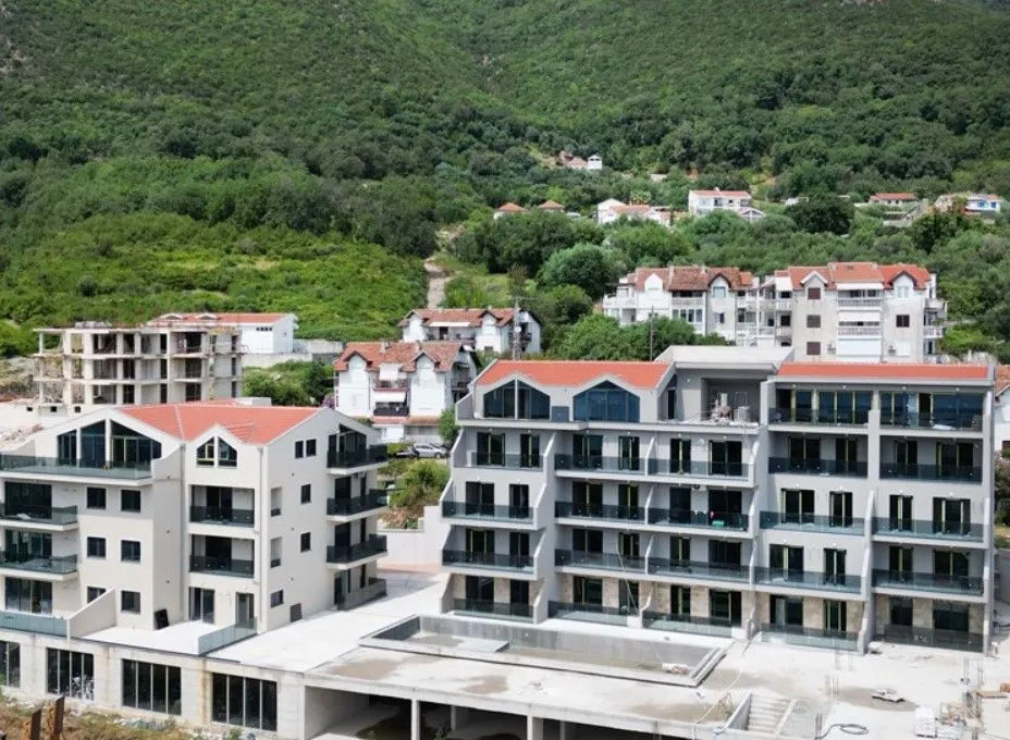 Pogled iz vazduha na nove stambene zgrade sa bazenom u izgradnji.