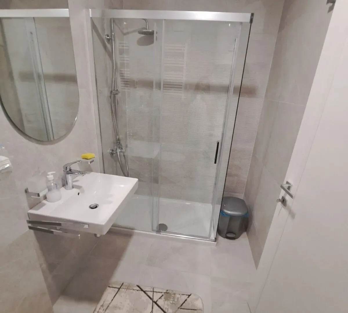 Izdavanje, jednosoban stan, 46m², Central Point, Podgorica