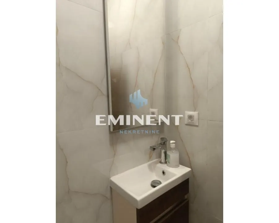 Izdavanje, trosoban stan, 77m², Savski Venac, Beograd