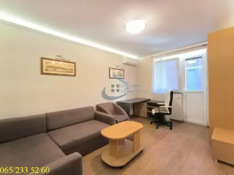 Dnevna soba sa garniturom, stočićem i radnim stolom. - image 5