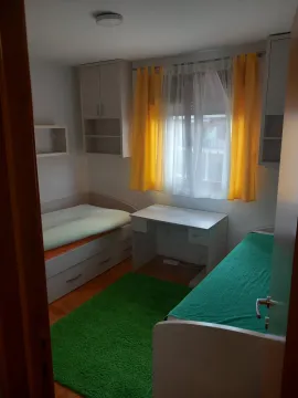 Dječija soba sa dva kreveta, radnim stolom i zelenim tepihom. - image 15